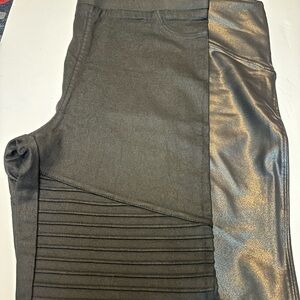 Source Unknown Black Mixed-Texture Moto Leggings lot of 2